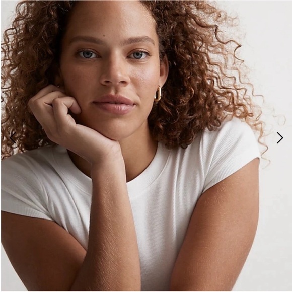 NWOT Carmine Gold Medium Huggie Earrings - Picture 4 of 6